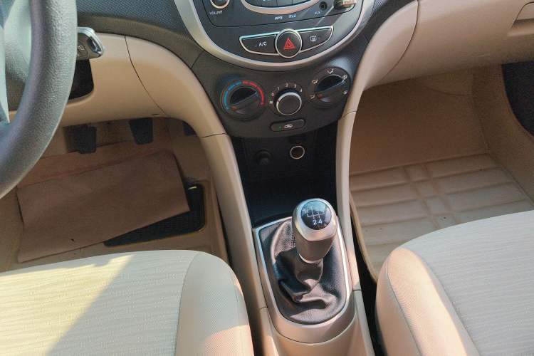 Used Hyundai Verna (older generation) 2014 1.4L Manual Smart GLS Trim Gear Lever