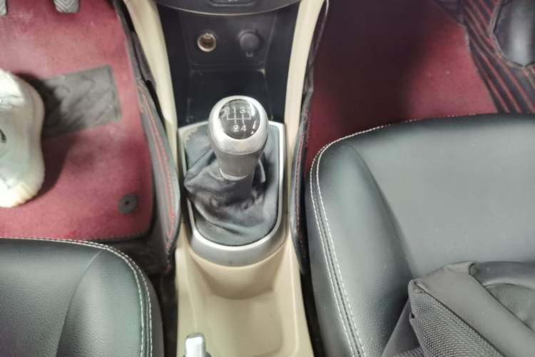 Used Hyundai Verna (older generation) 2014 1.4L Manual Smart GLS Trim Gear Lever