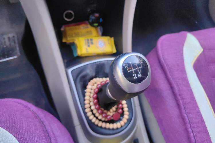 Used Hyundai Verna (older generation) 2014 1.4L Manual Smart GLS Trim Gear Lever