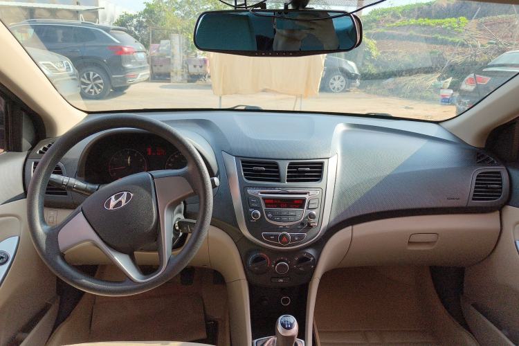 Used Hyundai Verna (older generation) 2014 1.4L Manual Smart GLS Trim Interior 2