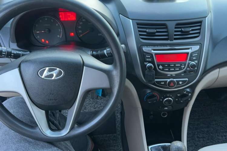 Used Hyundai Verna (older generation) 2014 1.4L Manual Smart GLS Trim Interior 3