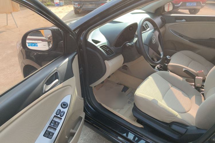 Used Hyundai Verna (older generation) 2014 1.4L Manual Smart GLS Trim Interior 3