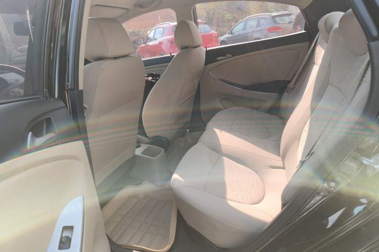 Used Hyundai Verna (older generation) 2014 1.4L Manual Smart GLS Trim Interior 4