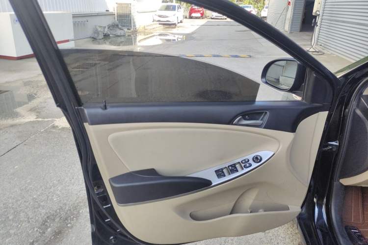 Used Hyundai Verna (older generation) 2014 1.4L Manual Smart GLS Trim Left Front Door Interior