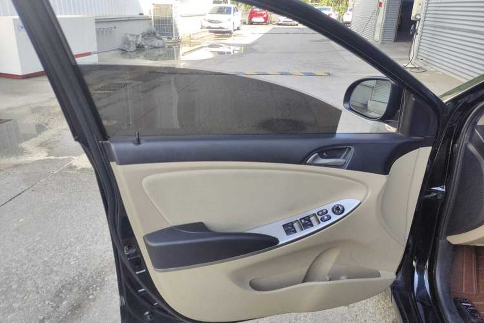 Used Hyundai Verna (older generation) 2014 1.4L Manual Smart GLS Trim Left Front Door Interior