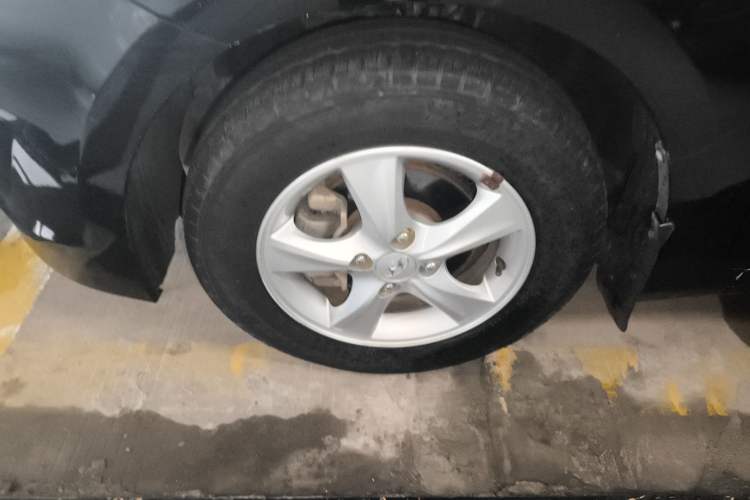 Used Hyundai Verna (older generation) 2014 1.4L Automatic Smart GLS Left Front Wheel Hub