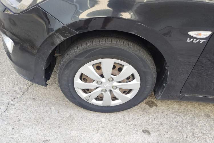 Used Hyundai Verna (older generation) 2014 1.4L Manual Smart GLS Trim Left Front Wheel Hub