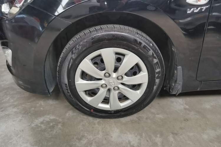 Used Hyundai Verna (older generation) 2014 1.4L Manual Smart GLS Trim Left Front Wheel Hub