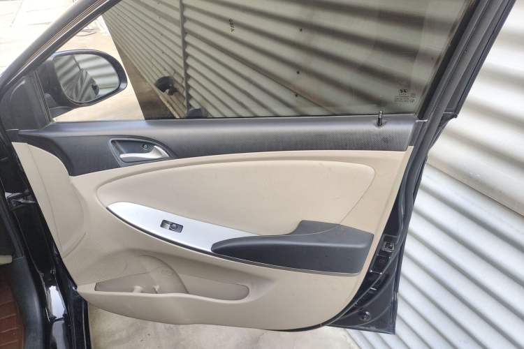 Used Hyundai Verna (older generation) 2014 1.4L Manual Smart GLS Trim Right Front Door Interior