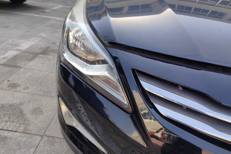 Used Hyundai Verna (older generation) 2014 1.4L Manual Smart GLS Trim Right Front Headlight