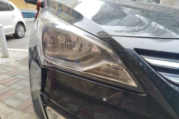 Used Hyundai Verna (older generation) 2014 1.4L Manual Smart GLS Trim Right Front Headlight