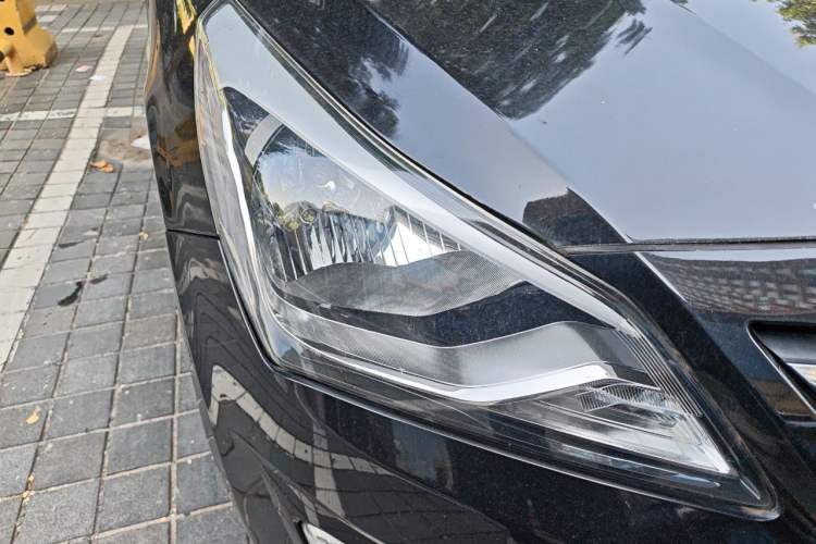 Used Hyundai Verna (older generation) 2014 1.4L Manual Smart GLS Trim Right Front Headlight