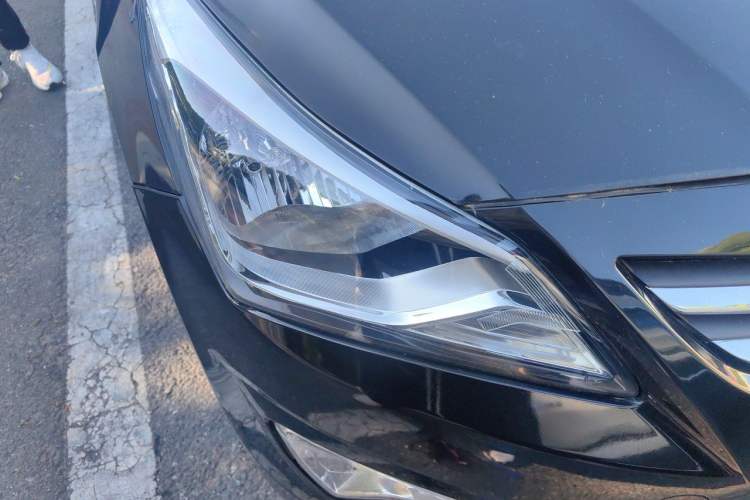 Used Hyundai Verna (older generation) 2014 1.4L Manual Smart GLS Trim Right Front Headlight