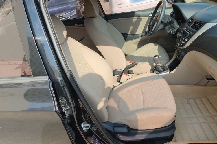 Used Hyundai Verna (older generation) 2014 1.4L Manual Smart GLS Trim Right Front Seat