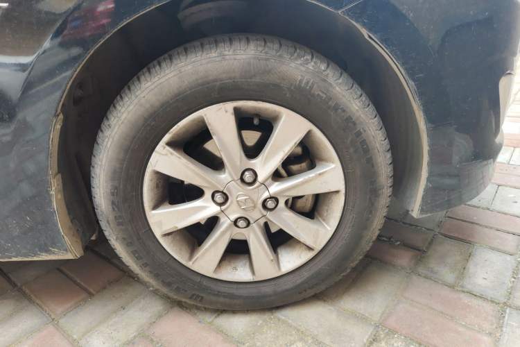 Used Hyundai Verna (older generation) 2014 1.4L Manual Smart GLS Trim Right Front Wheel Hub