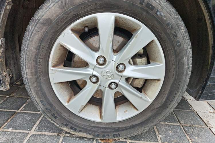 Used Hyundai Verna (older generation) 2014 1.4L Manual Smart GLS Trim Right Front Wheel Hub