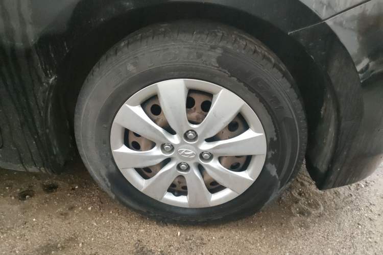Used Hyundai Verna (older generation) 2014 1.4L Manual Smart GLS Trim Right Front Wheel Hub