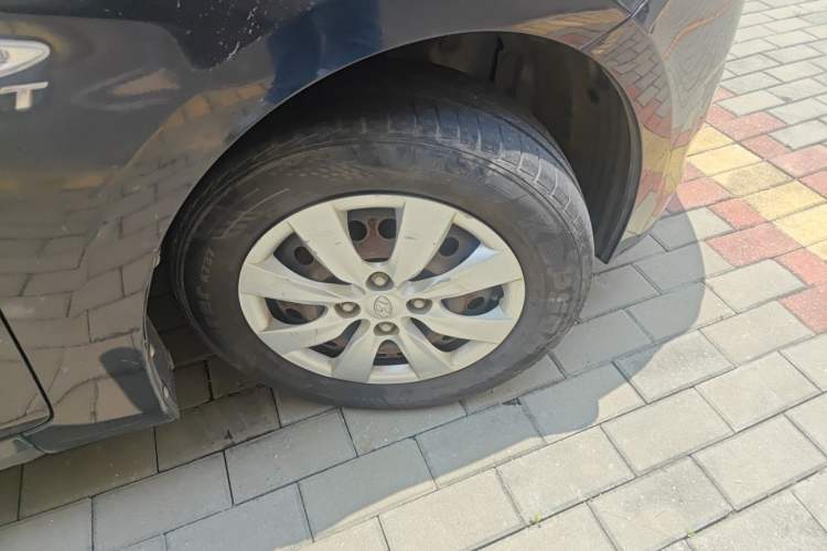 Used Hyundai Verna (older generation) 2014 1.4L Manual Smart GLS Trim Right Front Wheel Hub