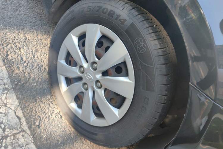 Used Hyundai Verna (older generation) 2014 1.4L Manual Smart GLS Trim Right Front Wheel Hub