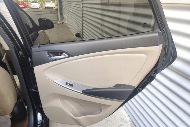 Used Hyundai Verna (older generation) 2014 1.4L Manual Smart GLS Trim Right Rear Door Interior