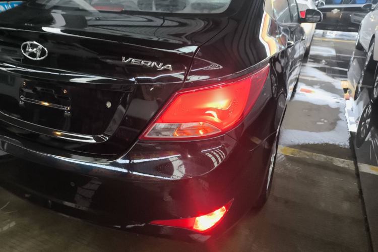 Used Hyundai Verna (older generation) 2014 1.4L Automatic Smart GLS Right Rear Taillight