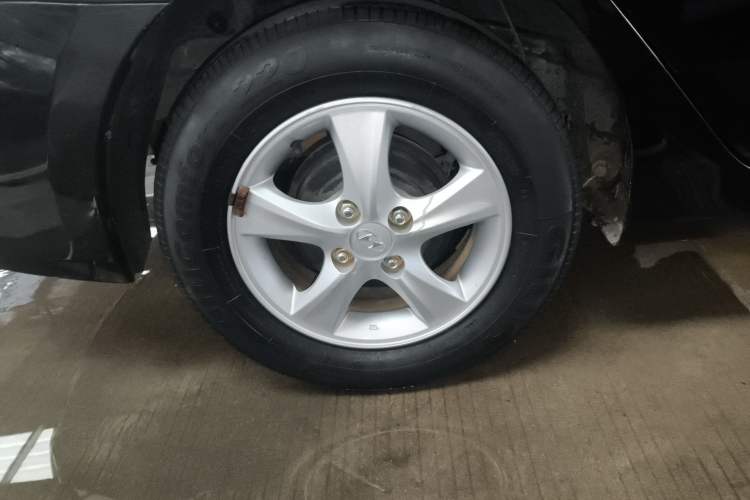 Used Hyundai Verna (older generation) 2014 1.4L Automatic Smart GLS Right Rear Wheel Hub