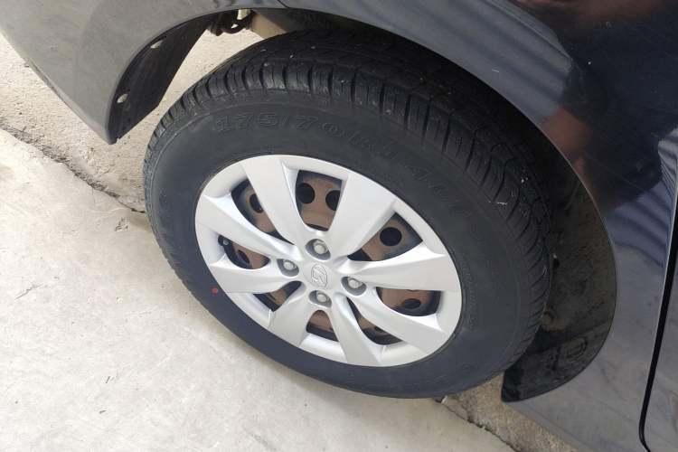 Used Hyundai Verna (older generation) 2014 1.4L Manual Smart GLS Trim Right Rear Wheel Hub