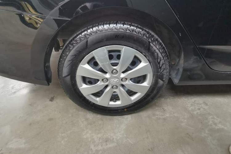 Used Hyundai Verna (older generation) 2014 1.4L Manual Smart GLS Trim Right Rear Wheel Hub