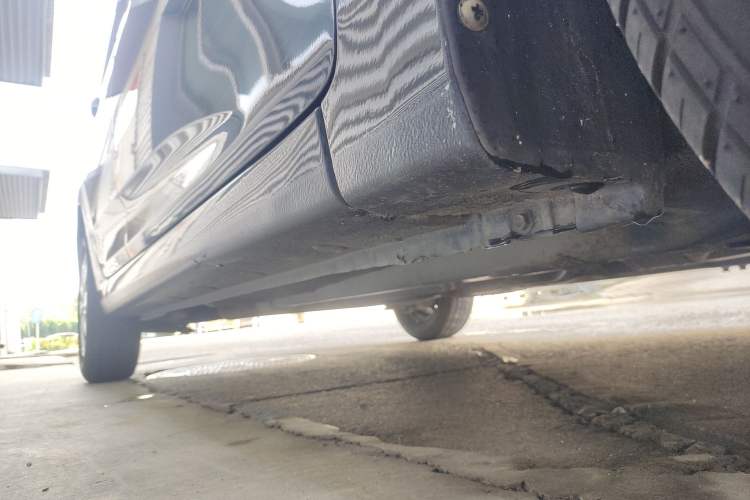 Used Hyundai Verna (older generation) 2014 1.4L Manual Smart GLS Trim Right Side Sill