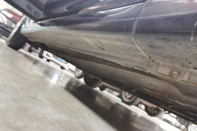 Used Hyundai Verna (older generation) 2014 1.4L Manual Smart GLS Trim Right Side Sill