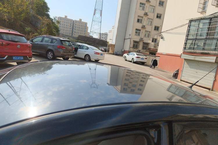 Used Hyundai Verna (older generation) 2014 1.4L Manual Smart GLS Trim Roof