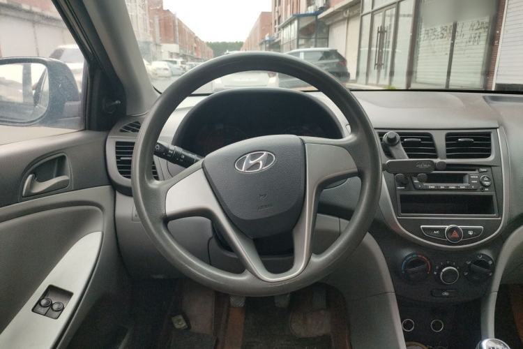 Used Hyundai Verna (older generation) 2014 1.4L Manual Fashion GS Model Steering Wheel
