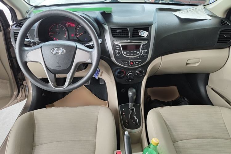 Used Hyundai Verna (older generation) 2014 1.4L Automatic Smart GLS Center Console