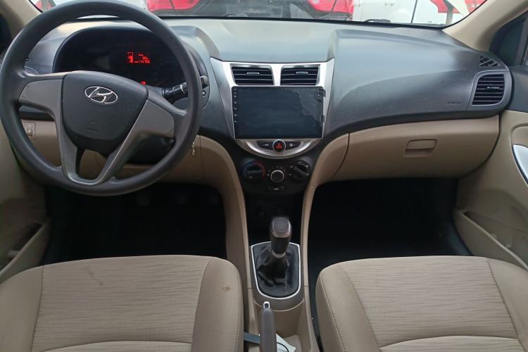 Used Hyundai Verna (older generation) 2014 1.4L Manual Smart GLS Trim Center Console