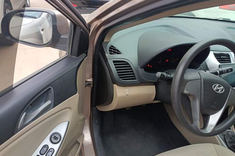 Used Hyundai Verna (older generation) 2014 1.4L Manual Smart GLS Trim Driver Seat