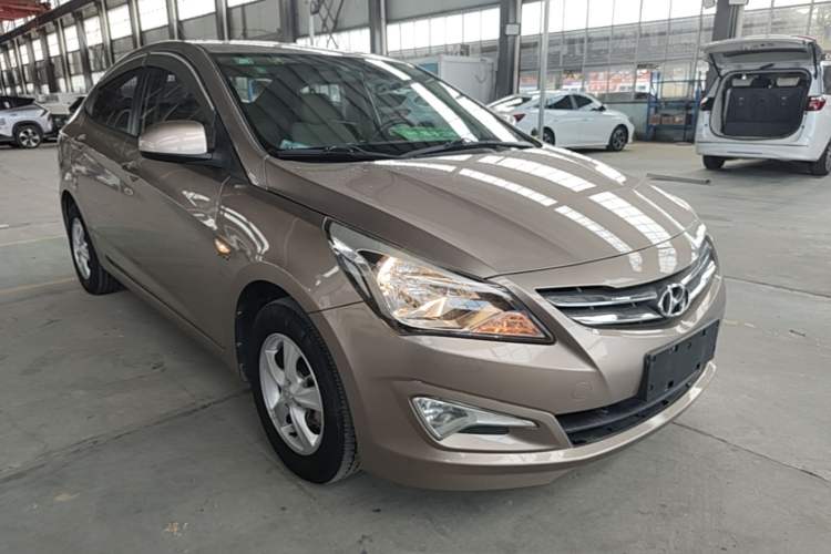 Used Hyundai Verna (older generation) 2014 1.4L Automatic Smart GLS Front Right 45 Deg