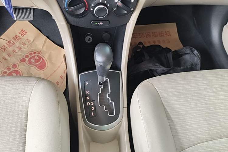 Used Hyundai Verna (older generation) 2014 1.4L Automatic Smart GLS Gear Lever
