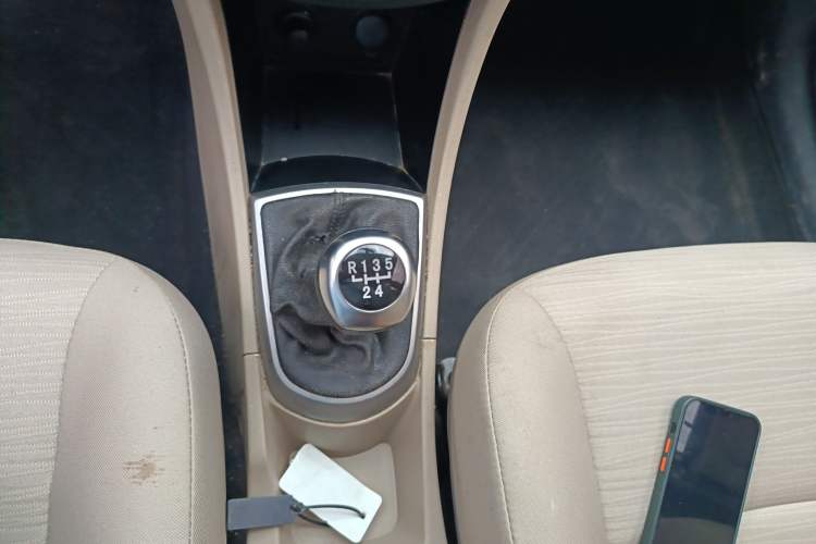 Used Hyundai Verna (older generation) 2014 1.4L Manual Smart GLS Trim Gear Lever