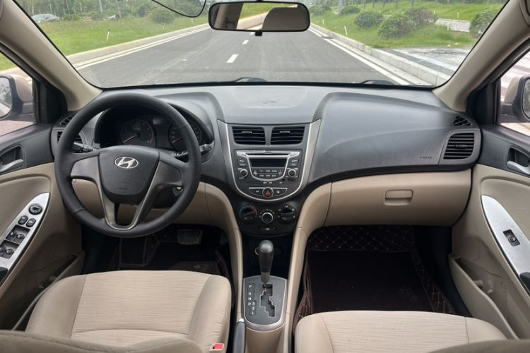 Used Hyundai Verna (older generation) 2014 1.4L Automatic Smart GLS Interior 3