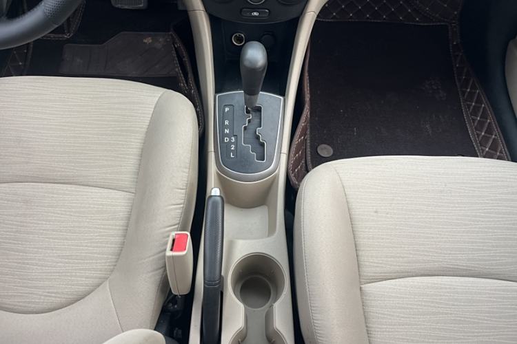 Used Hyundai Verna (older generation) 2014 1.4L Automatic Smart GLS Interior 6