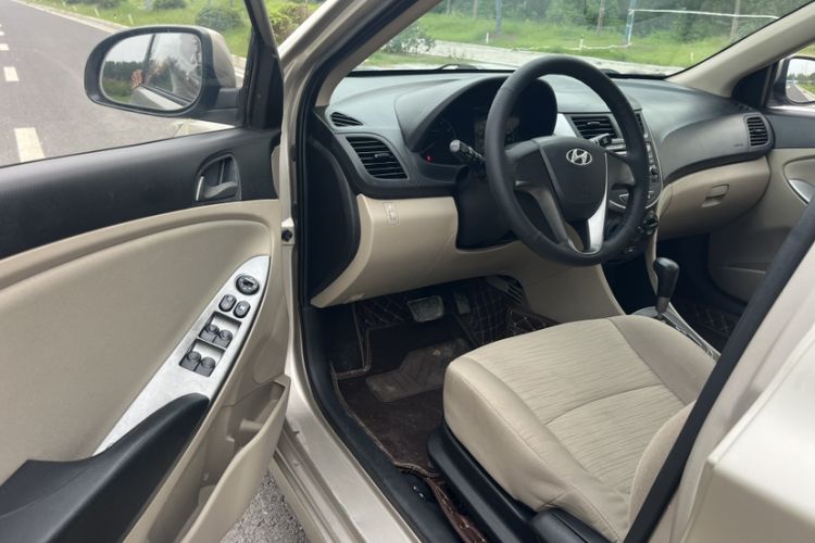 Used Hyundai Verna (older generation) 2014 1.4L Automatic Smart GLS Interior 8