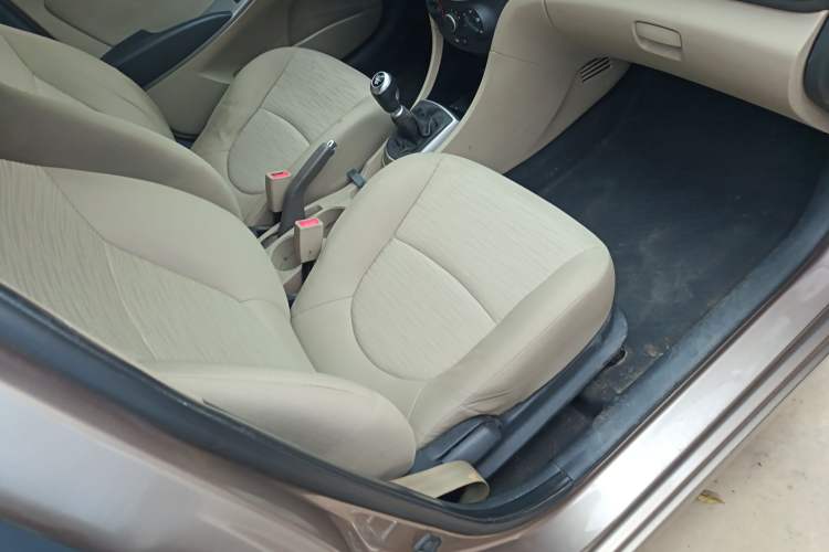 Used Hyundai Verna (older generation) 2014 1.4L Manual Smart GLS Trim Right Front Seat