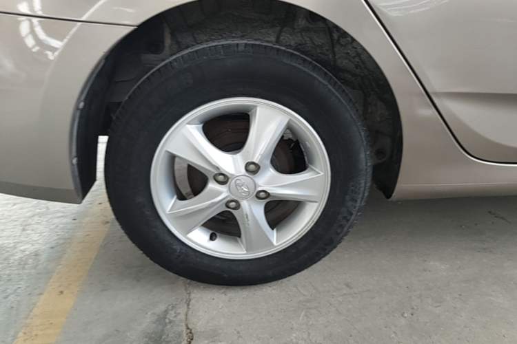 Used Hyundai Verna (older generation) 2014 1.4L Automatic Smart GLS Right Rear Wheel Hub