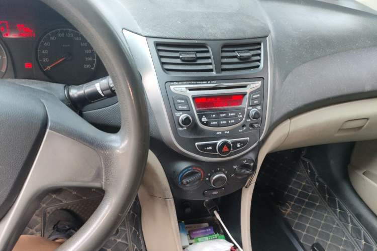 Used Hyundai Verna (older generation) 2014 1.4L Manual Smart GLS Trim Audio And AC Panel