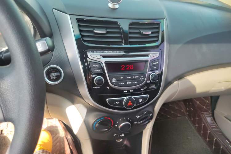 Used Hyundai Verna (older generation) 2014 1.4L Manual Top-Tier Model TOP Audio And AC Panel