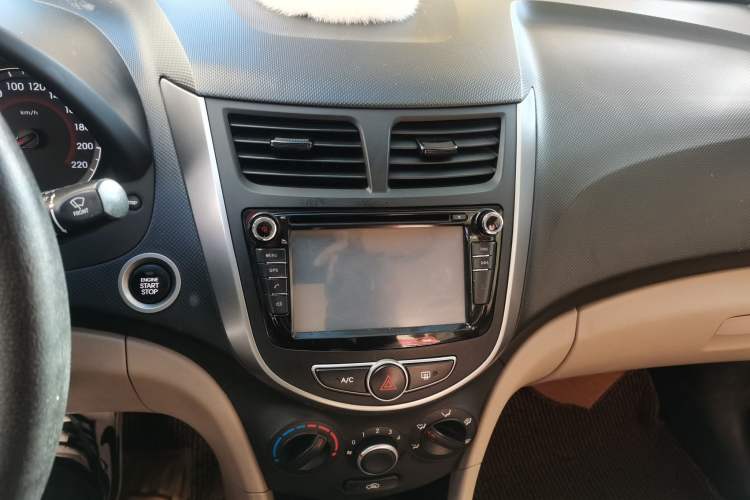 Used Hyundai Verna (older generation) 2014 1.4L Automatic Leading-Edge GLX Audio And AC Panel