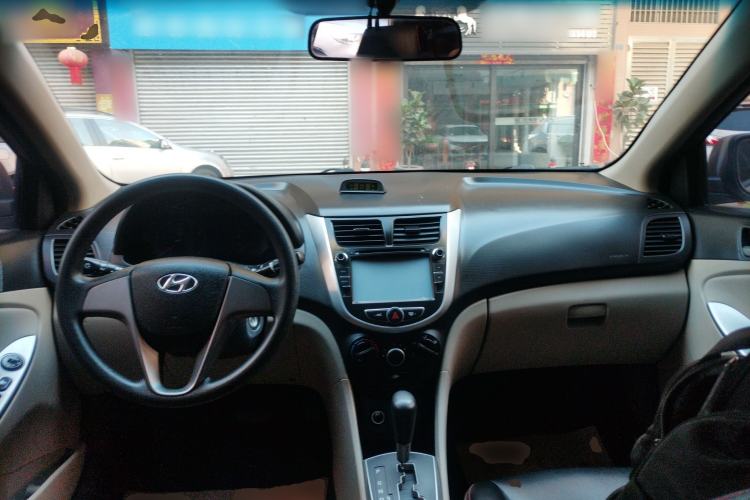 Used Hyundai Verna (older generation) 2014 1.4L Automatic Smart GLS Center Console