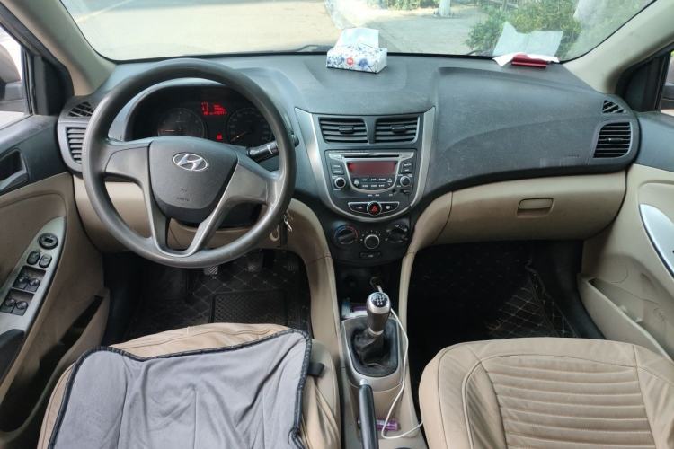 Used Hyundai Verna (older generation) 2014 1.4L Manual Smart GLS Trim Center Console