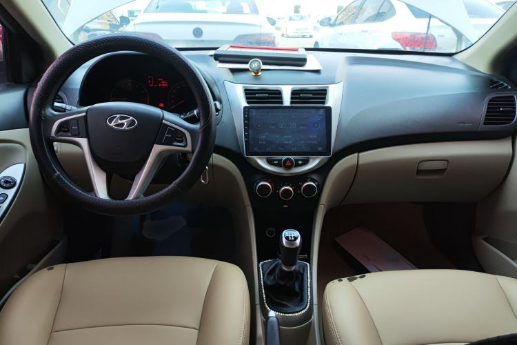 Used Hyundai Verna (older generation) 2014 1.4L Manual Smart GLS Trim Center Console