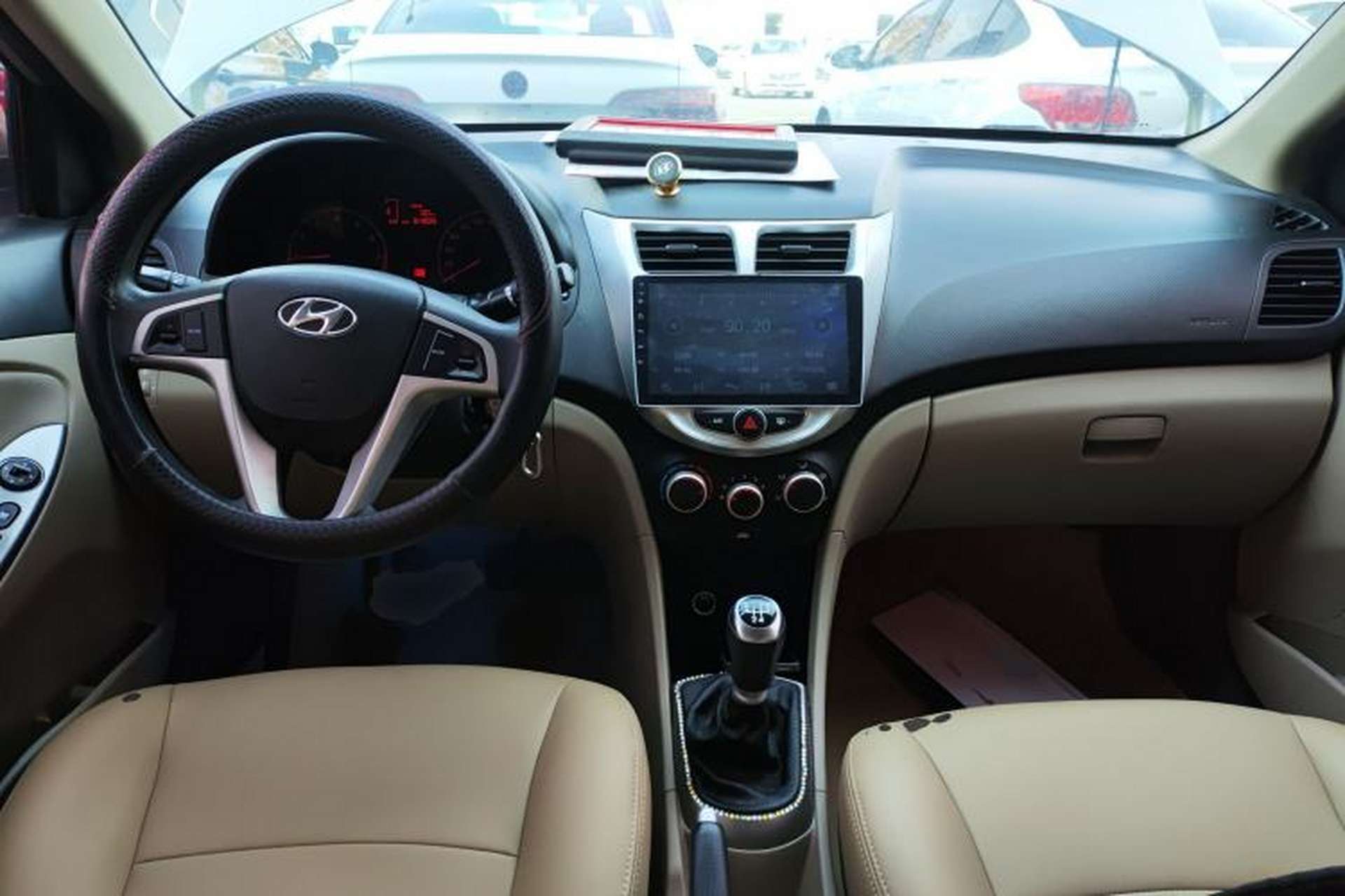 Used Hyundai Verna (older generation) 2014 1.4L Manual Smart GLS Trim Center Console